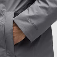 El chubasquero perfecto para llevar los días de lluvia por versátil, cálido e impermeable, ahora rebajadísimo