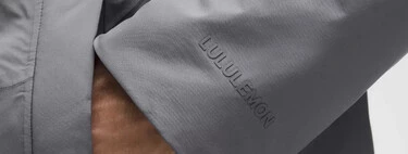 El chubasquero perfecto para llevar los días de lluvia por versátil, cálido e impermeable, ahora rebajadísimo