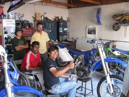 Arreglando la moto de campo