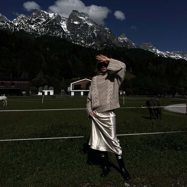 Adiós vaqueros anchos cuando llueva: estas faldas midi quedan genial con zapatillas impermeables 