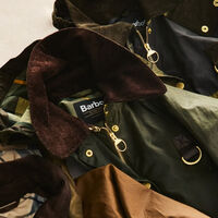 Barbour finaliza el mes con la mejor chaqueta para la lluvia: impermeable, cortavientos y cuesta menos de lo habitual 