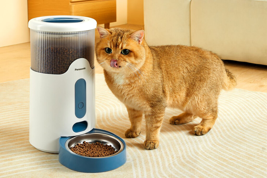 Lo último de Panasonic no es ni una tele ni una barra de sonido. Es un comedero inteligente para gatos