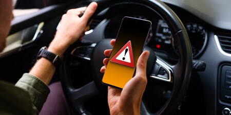 Aunque no lo estés usando, sujetar el móvil en el coche podría acarrear multa y pérdida de puntos
