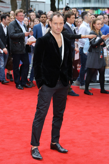 ¿Hasta cuándo va a estar Jude Law vistiendo de la misma forma? Este fue su look en la première de 'Sky' en Londres
