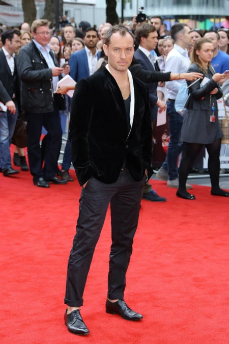 ¿Hasta cuándo va a estar Jude Law vistiendo de la misma forma? Este fue su look en la première de 'Sky' en Londres