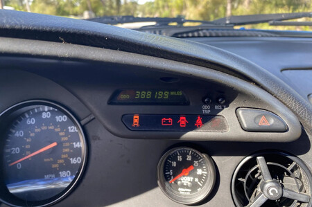 Un Toyota Supra Turbo de 1993 viejo y oxidado, a subasta