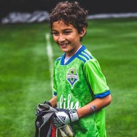 La merecida ovación del público a un niño de ocho años con leucemia que jugó como portero en su equipo de fútbol profesional