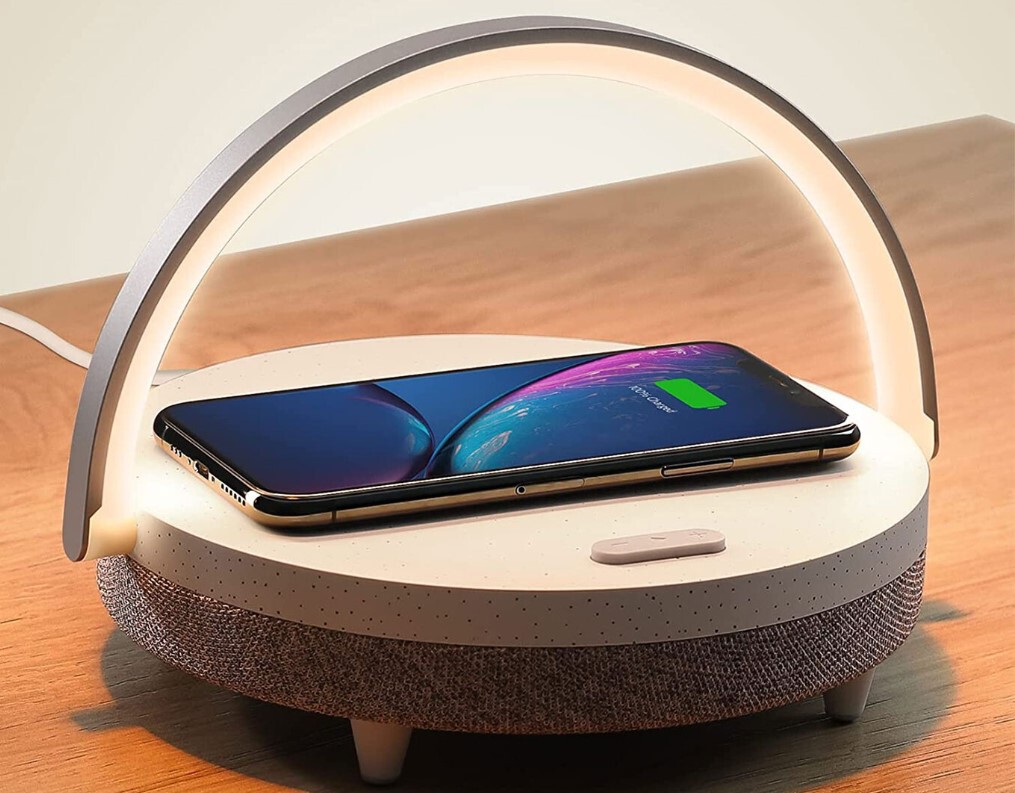 Esta lámpara “inteligente” es un complemento ideal para tu mesa de trabajo: tiene altavoz, carga inalámbrica y está muy rebajada