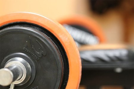 Combinar ejercicios convencionales con superseries para conseguir una mayor definición