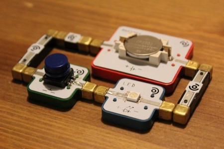 LightUp es un proyecto en Kickstarter para permitir a los peques aprender electrónica construyendo circuitos