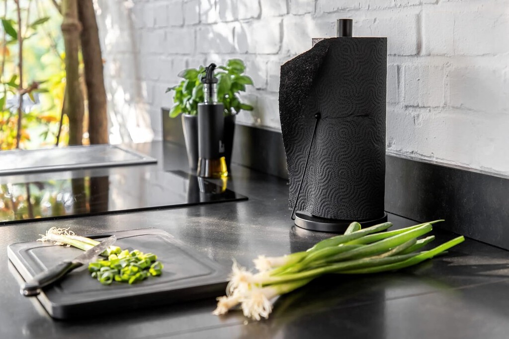 No es su función, pero lo hace de diez: así uso el portarrollos de cocina para secar botellas sin que goteen