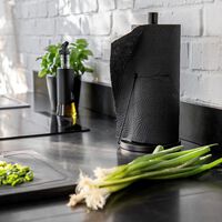 Lo tenía en la cocina y no sabía que era perfecto para secar botellas: así aprovecho mi portarrollos como un pro