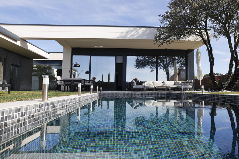 A spectacular villa with a mixture of styles, on the outskirts of Madrid, whose garden has a solarium, swimming pool and porch A spectacular villa with a mixture of styles, on the outskirts of Madrid, whose garden has a solarium, swimming pool and porch
