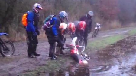 Moto de agua en una acequia, cómo sobrevivir al chapuzón