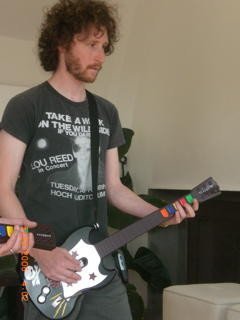 Michael Einziger también juega al Guitar Hero
