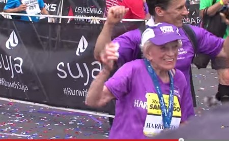 Sus 92 años de edad no le impiden terminar una maratón