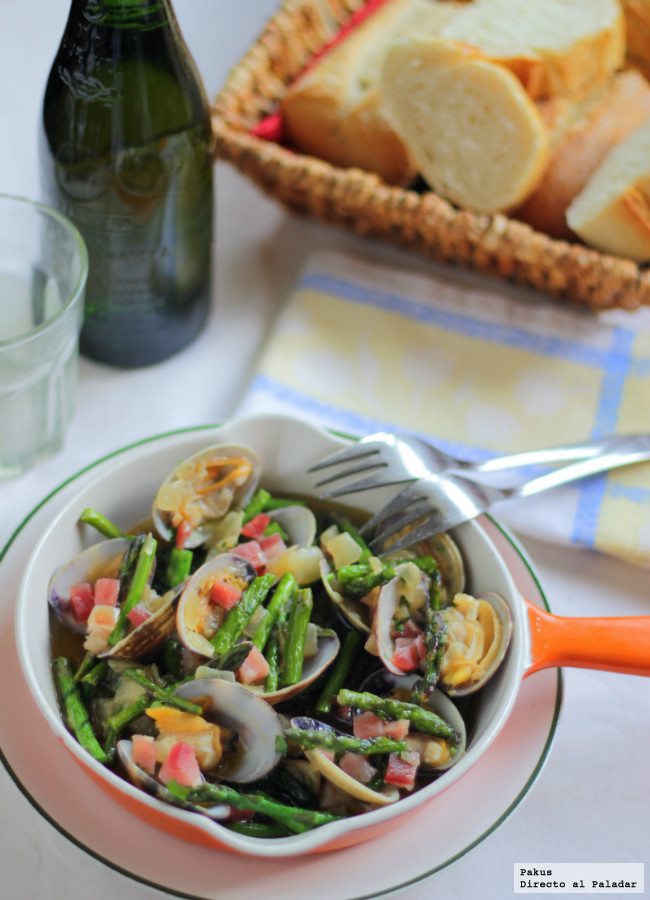 Almejas y espárragos a la manzanilla con jamón, aperitivo para compartir