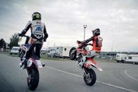 Karel Abraham le enseña Brno a Sylvain Bidart