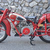 El hombre que salvó a Moto Guzzi de la ruina trabajaba en gayumbos y tenía tanto calor que escapó a Noruega. Acabó inventando la moto más bestia 