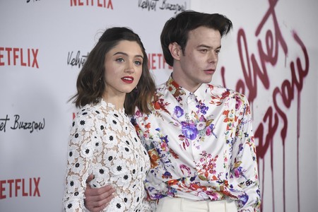 Decimos sí a las camisas con estampado floral, Charlie Heaton nos ha convencido