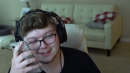 Este jugador profesional de Fortnite ha pagado las deudas universitarias de su madre y se lo ha dicho en directo