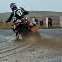 ¡Ni las caídas ni el mal tiempo pueden con Fogarty! "King Carl" ya está dando gas de nuevo