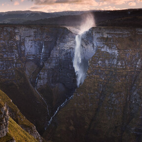 Parece Islandia pero es España. La impresionante cascada paradisíaca que National Geographic califica de "maravilla natural" 