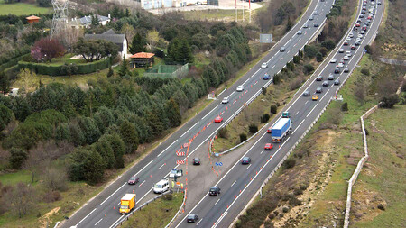 Así son las 'puertas antiatasco' que usa la DGT: una herramienta para reducir congestiones y mejorar la asistencia en carretera