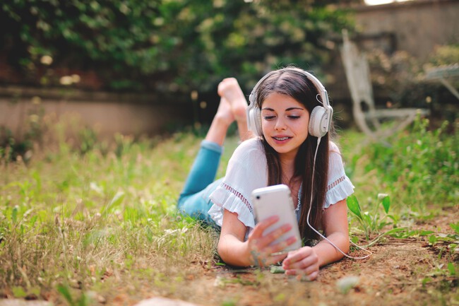 Los jóvenes mexicanos están hiperconectados, pero internet lo usan sobre todo para lo mismo de siempre: WhatsApp, TikTok y música