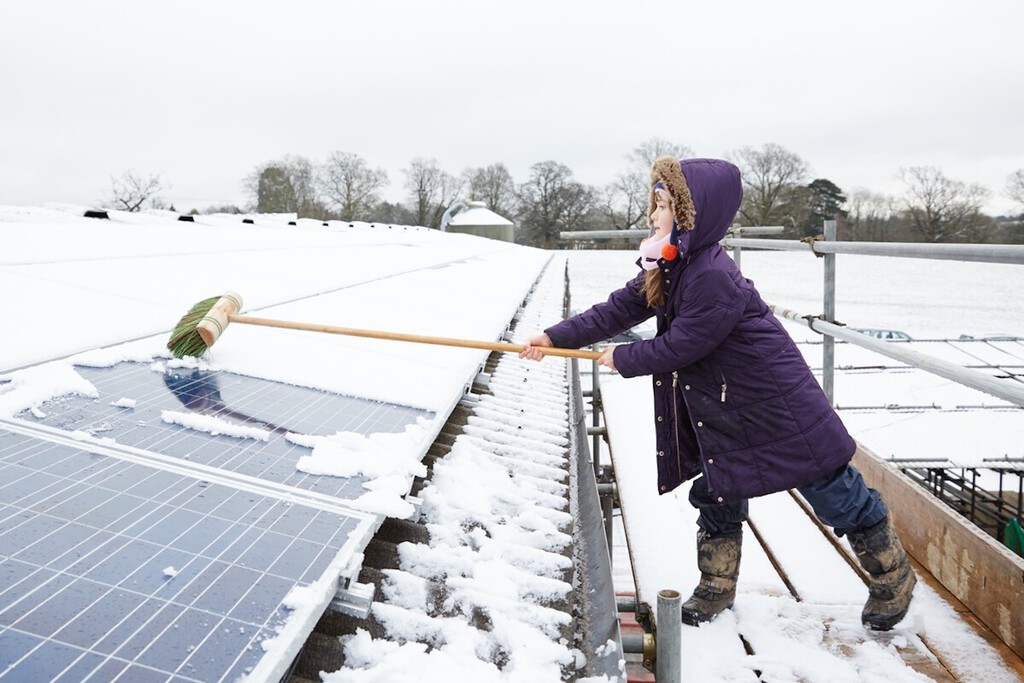 El invento para proteger las placas solares del polvo, nieve, granizo y el crudo invierno: meterlas en un globo  