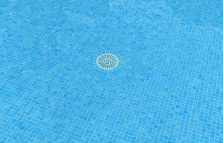 sumidero de la piscina