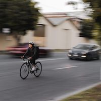 La DGT protege un poco más a los ciclistas con multas más duras para los conductores que no los respeten