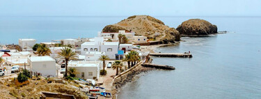 Parece una isla griega, pero está en Andalucía: un pueblo de casas blancas, roca volcánica y playas de arena fina para disfrutar en camper
