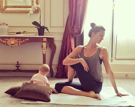 La imagen tierna de la semana: Gisele Bündchen practica yoga con su bebé