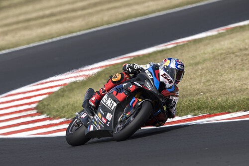 Toprak Razgatlioglu extiende su racha en Most y Álvaro Bautista se queda fuera del podio por una sanción