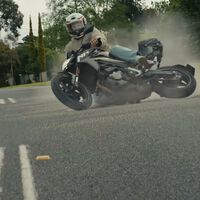 He visto este vídeo de pies vs. asfalto y no vuelvo a salir en zapatillas ni vaqueros de calle en moto