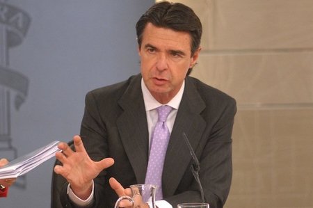 Más impuestos para las eléctricas para acabar con el déficit de tarifa