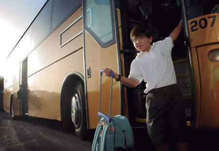 Niño en transporte escolar