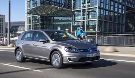 Volkswagen e-Golf gris Estación central Berlín