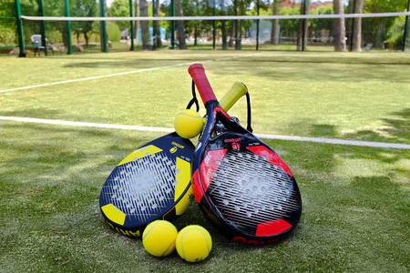 Tres cupones de descuento de Ofertasdepadel.com para ahorrar en la compra de palas o conseguir accesorios gratis