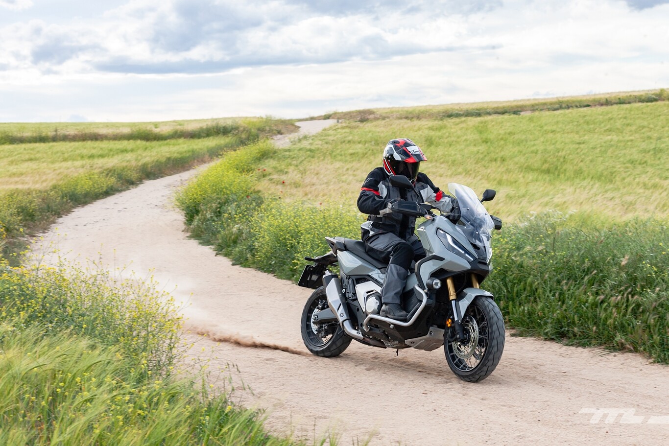 Probamos el nuevo Honda X-ADV: el SUV de las motos tiene 57 CV, carácter offroad y funciona como un scooter