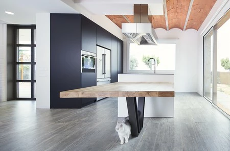 Casas reales: una vivienda unifamiliar para dos que apuesta por los espacios diáfanos