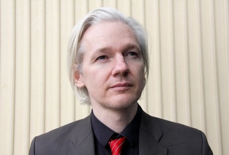 Julian Assange supera en valoración a todos los políticos españoles