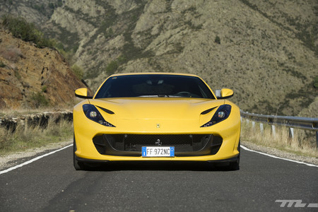 Ferrari 812 Superfast delantera