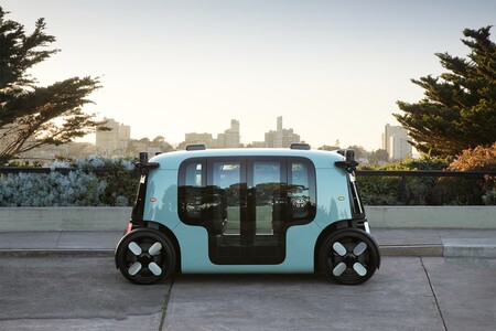 Amazon lanza Zoox, un pequeño coche eléctrico y autónomo que puede circular marcha atrás ¡a 120 km/h!