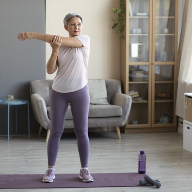 La rutina de cinco ejercicios de fuerza para hacer en casa, perfectas para personas de más de 50