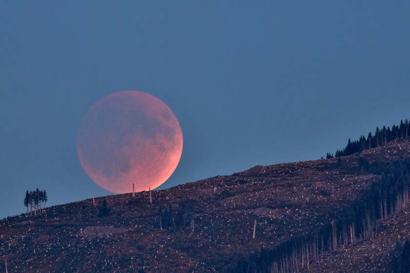 El domingo, la Luna saldrá teñida de rojo en casi toda España: será uno de los eclipses lunares más largos de la década