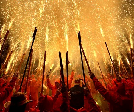 Gente y fuegos artificiales en fiesta popular