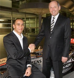Ron Dennis no subió al podium por la emoción