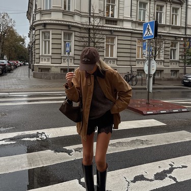 Estas parkas con vibes de Barbour son máxima tendencia y quedan genial con faldas efecto piel 